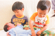 赤ちゃんが誕生日新しい家族が増えた記念写真でポスター印刷・キャンバスプリント